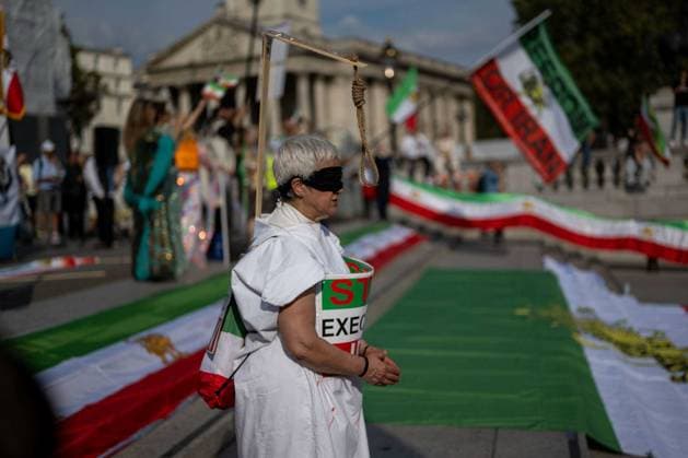 Bilder des Jahres 2023, News 09 September News Themen der Woche KW37 September 17, 2023: Hundeds of people gathered in Trafalgar Square on Saturday to mark the anniversary of death of Mahsa Amini,the 22-year-old Kurdish-Iranina woman who died in police custody in Iran last year,sparking worldwide protest against the country s conservative Islamic theocracy. - ZUMAg173 20230917_zap_g173_011 Copyright: xVelarxGrantx