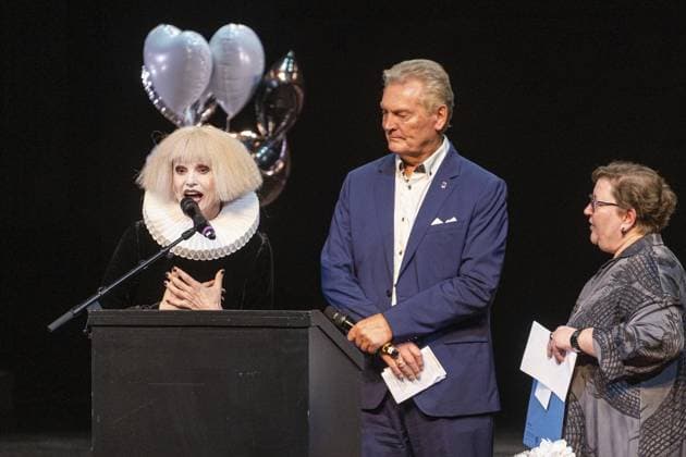 <p>v.l. Susanne Burkhard bakam den Publikumspreis, Manfred Flore und Elke Lepges gratulieren. Vergabe der 5 Theaterpreise im Theater Oberhausen (Großes Haus) am Sonntag, 17. September 2023 in Oberhausen.¨ Deutschland NRW Oberhausen Copyright: ChristophxWojtyczka