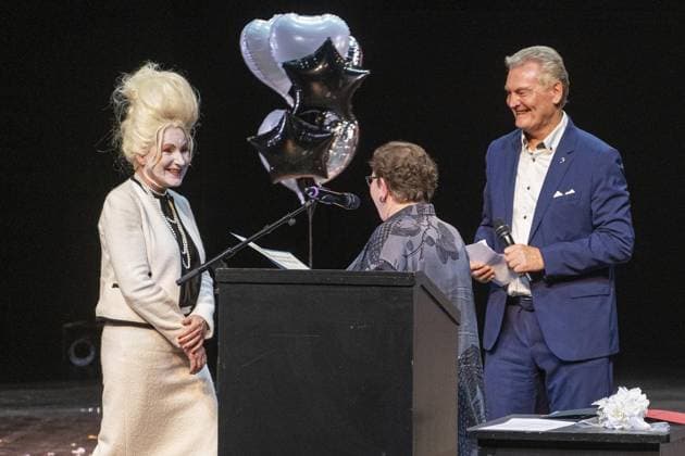 <p>Den zweiten zweiten Preis bekam Anke Fonferek (links). Vergabe der 5 Theaterpreise im Theater Oberhausen (Großes Haus) am Sonntag, 17. September 2023 in Oberhausen.¨ Deutschland NRW Oberhausen Copyright: ChristophxWojtyczka