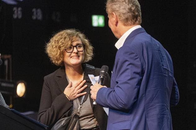 <p>Den ersten Preis bekam Franziska Isensee von Manfred Flore überreicht. Vergabe der 5 Theaterpreise im Theater Oberhausen (Großes Haus) am Sonntag, 17. September 2023 in Oberhausen.¨ Deutschland NRW Oberhausen Copyright: ChristophxWojtyczka