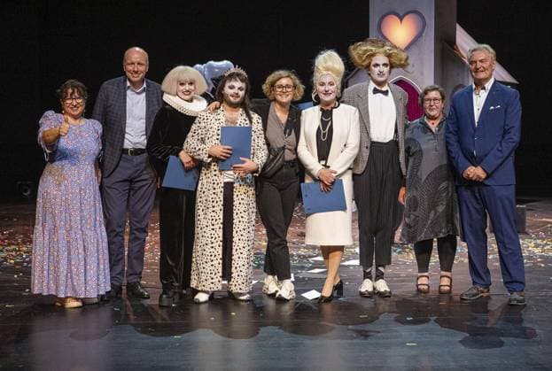 <p>v.l. Nagihan Erdas, Oliver Mebes Sparkasse, Susanne Burkhard, Daniel Rothaug, Franziska Isensee, Anke Fonferek, Tim Weckenbrock, Elke Lepges und Manfred Flore. Vergabe der 5 Theaterpreise im Theater Oberhausen (Großes Haus) am Sonntag, 17. September 2023 in Oberhausen.¨ Deutschland NRW Oberhausen Copyright: ChristophxWojtyczka
