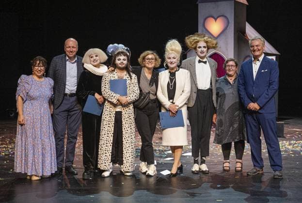 <p>v.l. Nagihan Erdas, Oliver Mebes Sparkasse, Susanne Burkhard, Daniel Rothaug, Franziska Isensee, Anke Fonferek, Tim Weckenbrock, Elke Lepges und Manfred Flore. Vergabe der 5 Theaterpreise im Theater Oberhausen (Großes Haus) am Sonntag, 17. September 2023 in Oberhausen.¨ Deutschland NRW Oberhausen Copyright: ChristophxWojtyczka