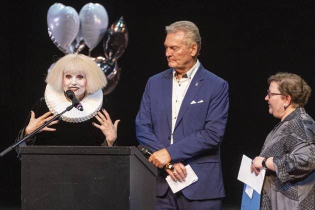 <p>v.l. Susanne Burkhard bakam den Publikumspreis, Manfred Flore und Elke Lepges gratulieren. Vergabe der 5 Theaterpreise im Theater Oberhausen (Großes Haus) am Sonntag, 17. September 2023 in Oberhausen.¨ Deutschland NRW Oberhausen Copyright: ChristophxWojtyczka