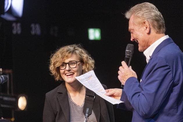 <p>Den ersten Preis bekam Franziska Isensee von Manfred Flore überreicht. Vergabe der 5 Theaterpreise im Theater Oberhausen (Großes Haus) am Sonntag, 17. September 2023 in Oberhausen.¨ Deutschland NRW Oberhausen Copyright: ChristophxWojtyczka