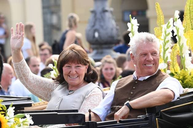 Entertainment Themen der Woche KW37 Oktoberfest - Festkutsche Oberbürgermeister Dieter Reiter und Frau beim Trachten- und Schützenzug anläßlich des 188. Oktoberfestes am 17.09.2023 in München, Deutschland, Oberbayern München Odeonsplatz & Theresienwiese Oberbayern Deutschland *** Oktoberfest festive carriage mayor Dieter Reiter and wife at the traditional costume and rifle procession on the occasion of the 188 Oktoberfest on 17 09 2023 in Munich, Germany, Upper Bavaria Munich Odeonsplatz Theresienwiese Upper Bavaria Germany