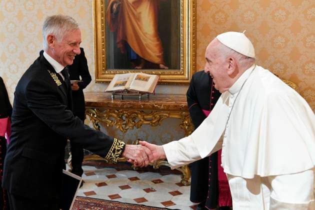 News Themen der Woche KW38 News Bilder des Tages Vatikan, Papst Franziskus trifft neuen Botschafter Russlands Iwan Soltanowski September 18, 2023, Citta del Vaticano: A handout picture provided by the Vatican Media shows Pope Francis (R) receives the credential letters from new Russian Embassador to the Holy See Ivan Soltanovsky in Vatican City, 18 September 2023. .ANSA VATICAN MEDIA (NPK) Citta del Vaticano  - ZUMAa110 20230918_zaf_a110_017 Copyright: xUsxVaticanxMediax