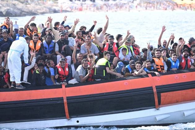 News Themen der Woche KW38 News Bilder des Tages September 18, 2023, Lampedusa: Un momento dell arrivo di migranti nel porto di Lampedusa, 18 Settembre 2023. ANSA CIRO FUSCO A moment of the arrival of migrants in the port of Lampedusa, 18 September 2023. ANSA CIRO FUSCO Lampedusa  - ZUMAa110 20230918_zaf_a110_039 Copyright: xCiroxFuscox
