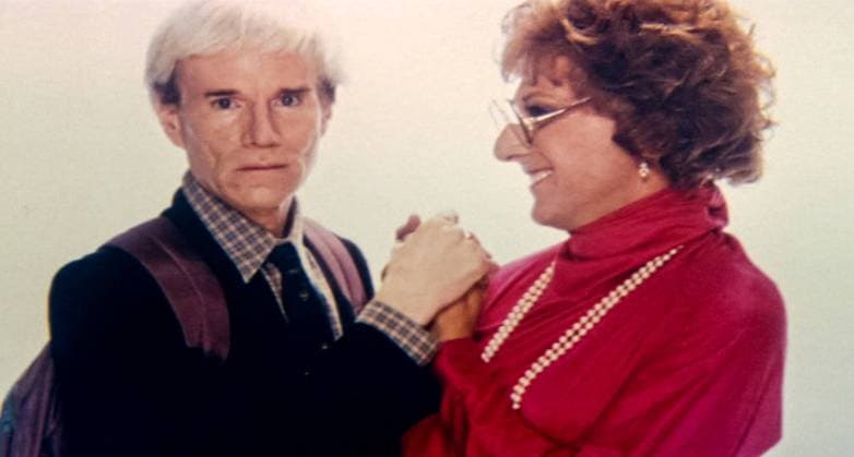 Andy Warhol and Dustin Hoffman USA. Andy Warhol and Dustin Hoffman in a scene from the (C)Columbia Pictures movie : Tootsie (1982). Plot: Michael Dorsey, an unsuccessful actor, disguises himself as a woman in order to get a role on a trashy hospital soap. LMK110-J10202-150923 