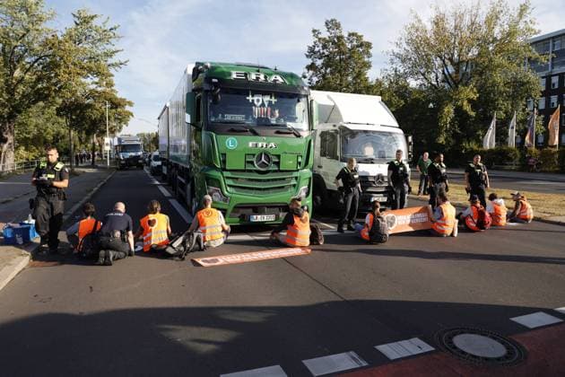 Deutschland, Berlin, Klimaaktivisten der Letzten Generation haben sich am Morgen erneut festgeklebt. Tegeler Weg, Max-Dorn-Straße *** Germany, Berlin, climate activists of the Last Generation stuck again in the morning Tegeler Weg, Max Dorn Straße