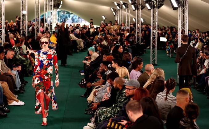 (230918) -- LONDON, Sept. 18, 2023 -- A model presents a creation at the Burberry catwalk show during London Fashion Week in London, Britain, on Sept. 18, 2023. ) BRITAIN-LONDON-FASHION WEEK-BURBERRY LixYing 