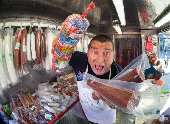 Der bekannte Marktschreier Joachim Pfaff alias Wurst Achim verkauft bei einem Event in Chemnitz seine Wurst. Im Guinness- Buch der Rekorde trug er den Titel Lautestes Lebewesen der Welt . Der 63-jährige erlitt auf der Autobahn 44 bei Werl (NRW) einen Herzinfarkt und fuhr mit seinem LKW gegen die Leitplanke und verstarb. Chemnitz Sachsen Deutschland *** The well-known market crier Joachim Pfaff alias sausage Achim sells his sausage at an event in Chemnitz In the Guinness Book of Records he carried the title loudest creature in the world The 63-year-old suffered a heart attack on the highway 44 near Werl NRW and drove his truck against the guardrail and died Chemnitz Saxony Germany