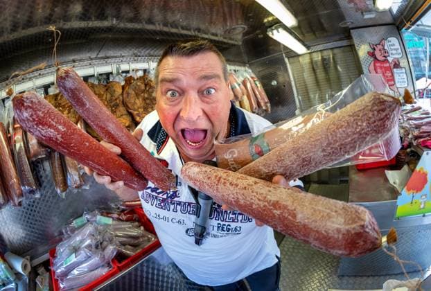 Der bekannte Marktschreier Joachim Pfaff alias Wurst Achim verkauft bei einem Event in Chemnitz seine Wurst. Im Guinness- Buch der Rekorde trug er den Titel Lautestes Lebewesen der Welt . Der 63-jährige erlitt auf der Autobahn 44 bei Werl (NRW) einen Herzinfarkt und fuhr mit seinem LKW gegen die Leitplanke und verstarb. Chemnitz Sachsen Deutschland *** The well-known market crier Joachim Pfaff alias sausage Achim sells his sausage at an event in Chemnitz In the Guinness Book of Records he carried the title loudest creature in the world The 63-year-old suffered a heart attack on the highway 44 near Werl NRW and drove his truck against the guardrail and died Chemnitz Saxony Germany