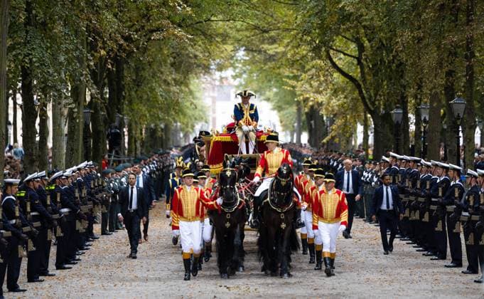 Entertainment Themen der Woche KW38 Entertainment Bilder des Tages THE HAGUE - The Glass Carriage drives across the Lange Voorhout on its way to the Royal Theater for Budget Day. The Speech from the Throne is read in the Theater because the Ridderzaal is unavailable due to the renovation of the Binnenhof. ANP IRIS VAN DEN BROEK netherlands out - belgium out  Copyright: xx x478686747x originalFilename: 478686747.jpg