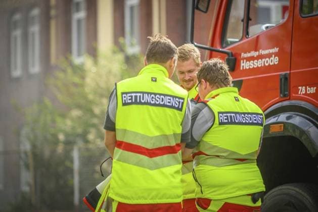 Feuerwehr und Notarzt, Symbolfotos VOLLBRAND IN DER ROTHENBURGSTRAßE IN NORDHAUSEN *** NUR FÜR REDAKTIONELLE ZWECKE *** EDITORIAL USE ONLY ***<p>19 09 2023- Nordhausen: Zu einem Brand kam es gegen 11.05 Uhr am Dienstag, 19. September 2023, in der Rothenburgstraße 13 in Nordhausen (Thüringen). Ersten Ermittlungen nach fanden in dem Gebäude Schweißarbeiten statt, die das Feuer laut Polizei ausgelöst haben könnten. Zur Zeit des Brandes war das Gebäude leer. Verletzt wurde niemand. Ein Hund konnte durch die Feuerwehr gerettet werden. Im Einsatz waren 52 Feuerwehrleute der Berufsfeuerwehr und alle Freiwilligen Feuerwehren der Stadt und den Ortsteilen sowie aus Heringen und Ilfeld. Der Rettungsdienst und die Polizei waren ebenso im Einsatz. Für die Dauer des Einsatzes war Copyright: MarcoxKneise doc7s104vhfgeq14lbtb36g ,EDITORIAL USE ONLY
