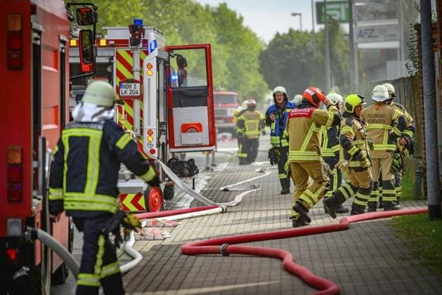 Feuerwehr und Notarzt, Symbolfotos VOLLBRAND IN DER ROTHENBURGSTRAßE IN NORDHAUSEN *** NUR FÜR REDAKTIONELLE ZWECKE *** EDITORIAL USE ONLY ***<p>19 09 2023- Nordhausen: Zu einem Brand kam es gegen 11.05 Uhr am Dienstag, 19. September 2023, in der Rothenburgstraße 13 in Nordhausen (Thüringen). Ersten Ermittlungen nach fanden in dem Gebäude Schweißarbeiten statt, die das Feuer laut Polizei ausgelöst haben könnten. Zur Zeit des Brandes war das Gebäude leer. Verletzt wurde niemand. Ein Hund konnte durch die Feuerwehr gerettet werden. Im Einsatz waren 52 Feuerwehrleute der Berufsfeuerwehr und alle Freiwilligen Feuerwehren der Stadt und den Ortsteilen sowie aus Heringen und Ilfeld. Der Rettungsdienst und die Polizei waren ebenso im Einsatz. Für die Dauer des Einsatzes war Copyright: MarcoxKneise doc7s107uicdea1kknpbcg4 ,EDITORIAL USE ONLY