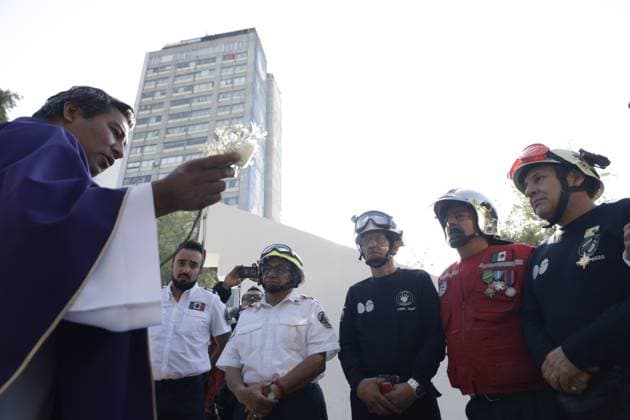 September 19, 2023, Mexico City, Mexico: Colonists of the Nuevo Leon building (collapsed in the 1985 earthquake) and the Nonoalco Tlatelolco Housing Unit commemorate the 38 years of the earthquake and remember those who died in the tragedy in Mexico City. on September 19, 2023 in Mexico City, Mexico Mexico City Mexico - ZUMAe321 20230919_zia_e321_005 Copyright: xLuisxBarronx