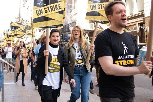 Entertainment Themen der Woche KW38 Celebrities join the SAG AFTRA protest line in New York City Featuring: Molly Ringwald, Laura Dern Where: New York, New York, United States When: 19 Sep 2023 Credit: Janet Mayer startraksphoto.com Copyright: xx 53056757 EDITORIAL USE ONLY. NOT FOR USE BY NEWSPAPERS BASED IN THE UK.