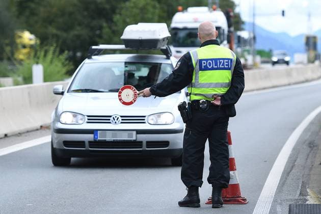 Grenzkontrollen an der deutsch-österreichischen Grenze am 19.09.2023 am Grenzübergang Walserberg Grenzkontrollen der Bayerischen Bereitschaftspolizei und Bundespolizei am 19.09.2023 an der deutsch-österreichischen Grenze am Grenzübergang Walserberg. *** Border controls at the German-Austrian border on 19 09 2023 at the border crossing Walserberg Border controls of the Bavarian riot police and federal police on 19 09 2023 at the German-Austrian border at the border crossing Walserberg xRx