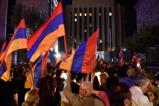 News Themen der Woche KW38 Armenia Azerbaijan Tensions Protests 8520839 19.09.2023 Protesters gather near the Russian embassy to call on Russia to take measures to resolve the situation in Nagorno-Karabakh, in Yerevan, Armenia. Azerbaijani Defence Ministry said on September 19 that Baku had launched local anti-terrorist activities in Nagorno-Karabakh to restore the constitutional order after four soldiers and two civilians died there in landmine explosions. Asatur Yesayants Sputnik Yerevan Armenia  Copyright: xAsaturxYesayantsx