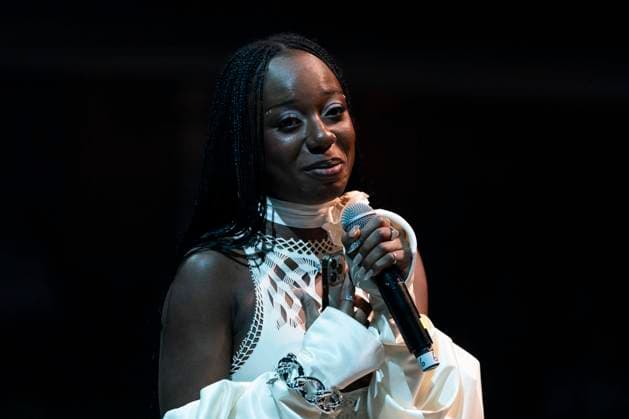 September 19, 2023, Toronto, ON, Canada: Debby Friday delivers remarks on stage after winning the 2023 Polaris Music Prize in Toronto, on Tuesday, Sept. 19, 2023. Toronto Canada  - ZUMAc35_ 20230919_zaf_c35_162 Copyright: xSpencerxColbyx