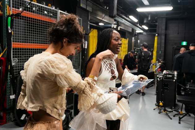 September 19, 2023, Toronto, ON, Canada: Debby Friday, right, celebrates backstage with band members after winning the 2023 Polaris Music Prize in Toronto, on Tuesday, Sept. 19, 2023. Toronto Canada  - ZUMAc35_ 20230919_zaf_c35_177 Copyright: xSpencerxColbyx