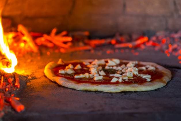Pizza aus dem Holzofen Original italienische Pizza aus dem Holzofen. Original Italian pizza from the wood fire oven. Copyright: xZoonar.com ChristinexNöhx 9685828