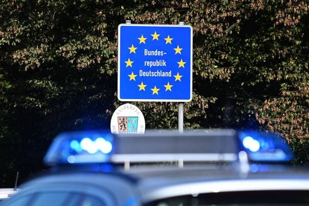Grenzschild,BUNDESREPUBLIK DEUTSCHLAND im Landkreis Berchtesgadener Land. Markus SOEDER (Ministerpraesident Bayern und CSU Vorsitzender), Joachim HERRMANN (Innenminister Bayern) und die Bayerische Grenzpolizei informieren über verstaerkten Grenzschutz am 20.09.2023. Kontrollstelle der Bayerischen Grenzpolizei auf der B 304,Saalbruecke bei Freilassing, *** Border sign,FEDERAL REPUBLIC OF GERMANY in the district of Berchtesgadener Land Markus SOEDER Prime Minister of Bavaria and CSU Chairman , Joachim HERRMANN Minister of the Interior of Bavaria and the Bavarian Border Police inform about strengthened border protection on 20 09 2023 control point of the Bavarian Border Police on the B 304,Saalbruecke near Freilassing,