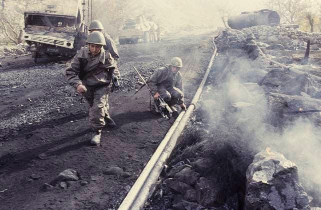 Archivbilder der Woche KW38 Democratic Republic of Afghanistan 8323251 26.10.1985 Afghan war 1979-1989. Military personnel of a limited contingent of Soviet troops located on the territory of the Democratic Republic of Afghanistan (now the Islamic Emirate of Afghanistan) are restoring transport links at the site where militants blew up a convoy of fuel tankers. Alexandr Graschenkov Afghanistan  Copyright: xAlexandrxGraschenkovx
