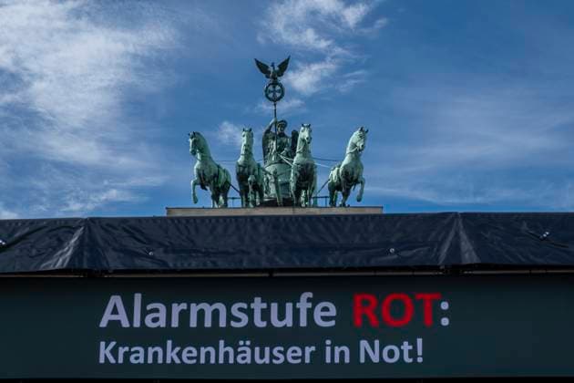 Bilder des Jahres 2023, News 09 September News Themen der Woche KW38 News Bilder des Tages AlarmstufeRot Deutschland, Berlin, 20.09.2023, Alarmstufe Rot, deutschlandweiter Protesttag. Kundgebung. DKG Deutsche Krankenhausgesellschaft e.V. , Sana, Â *** Alarm Stage Red Germany, Berlin, 20 09 2023, Alarm Stage Red, Germany-wide protest day rally DKG Deutsche Krankenhausgesellschaft e V , Sana, Â