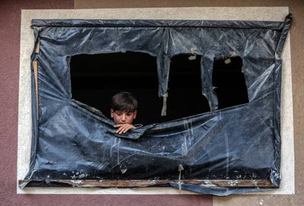 News Themen der Woche KW38 News Bilder des Tages September 20, 2023, Gaza, Palestine: A Palestinian child watches from the window the funeral of Yousef Radwan, 25 years old, in Khan Yunis in the southern Gaza Strip. Palestinian young man, Yousef Radwan was killed by Israeli forces during a protest on the border fence between Israel and Gaza. Gaza Palestine - ZUMAs197 20230920_aaa_s197_010 Copyright: xYousefxMasoudx