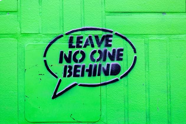 Schriftzug leave no one behind in einer Sprechblase *** Logo Leave No One behind in a Speech bubble 1083403061