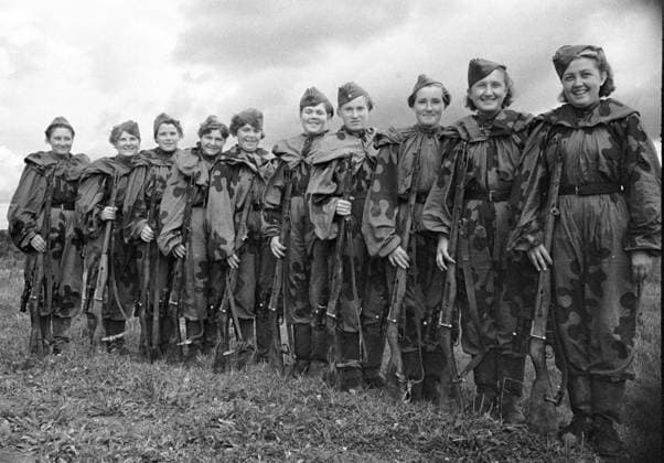 Archivbilder der Woche KW38 SNIPERS GIRLS VOLUNTEERS 1388 14.09.1944 A group of snipers, Red Army volunteers getting ready for battles. The Baltic Fleet. Vladimir Grebnev Sputnik Russia  Copyright: xVladimirxGrebnevx