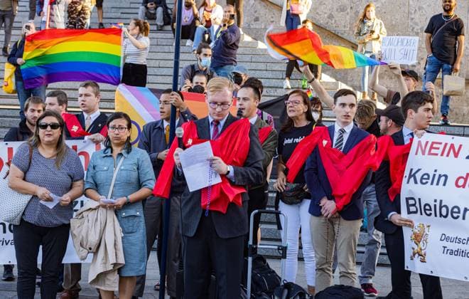 Katholische Seelsorger haben am Mittwochabend (20.09.2023) vor dem Koelner Dom einen Segnungsgottesdienst fuer alle sich liebenden Paare gefeiert. (Foto: Die Deutsche Gesellschaft zur Verteidigung von Tradition, Familie und Eigentum (TFP) demonstriert gegen die Aktion) Die Aktion, zu der neben mehreren Hundert Teilnehmern auch Priester aus dem Erzbistum erwartet wurden, solle ein deutliches Zeichen gegen Ausgrenzung und Diskriminierung setzen , erklaerte die Mitorganisatorin, Gemeindereferentin und Krankenhaus-Seelsorgerin, Marianne Arndt, vorab. Sie verstand die Aktion als Protest gegen die ablehnende Haltung des Koelner Erzbischofs Rainer Maria Woelki, schwule und lesbische Paare zu segnen. (Siehe epd-Meldung vom 20.09.2023) EDITORIAL Copyright: epd-bild MeikexBoeschemeyer EPD SEEGNUNGSGOTTESDIENST AAAA-29