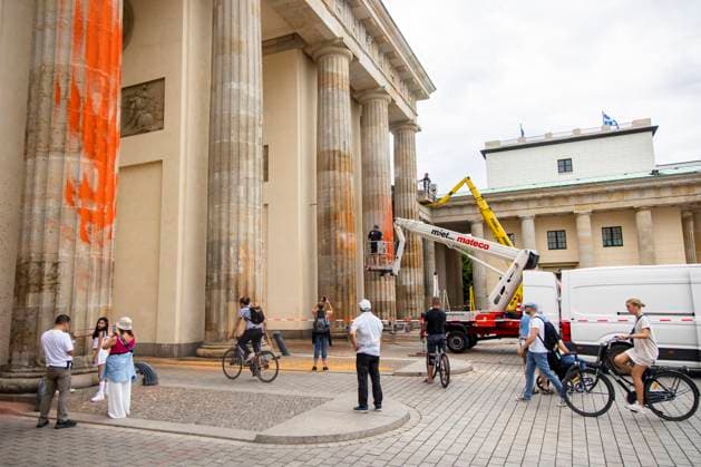 Bilder des Jahres 2023, News 09 September Strassenblockade Letzte Generation 18.09.2023, Berlin - Germany: Arbeiter reinigen den Brandenburger mit Hochdruckwasser in Berlin am 18. September 2023. Gestern hatten Aktivisten der Letzten Generation das Monument mit roten und Orangenen Farben besprüht. (Foto: Emmanuele Contini) --- Filename: EC_R9469.jpg Keywords: berlin, letzte generation, aktion, reinigung, brandenburger tor, farben, putzen, menschen, fotos Model Release: No, Property Release: No Copyright: Emmanuele Contini 2022 (C) Strassenblockade Letzte Generation *** Street blockade Last Generation 18 09 2023, Berlin Germany Workers clean the Brandenburg Gate with high pressure water in Berlin on 18 September 2023 Yesterday activists of the Last Generation had