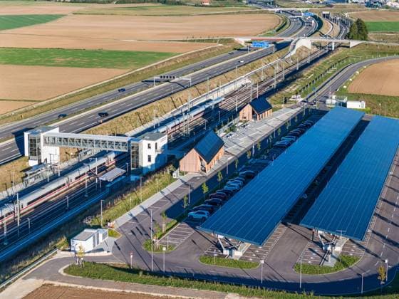 News Bilder des Tages Bahnhof Merklingen Schwäbische Alb an der Neubaustrecke Stuttgart-Ulm. E-Autos werden geladen unterm Solardach am Alb-Bahnhof. 260 Solar-Carports finden sich unter den beiden 160 und 190 Meter langen Dächern. Der Zweckverband Schwäbische Alb und das Land investieren für den Ladepark rund vier Millionen Euro. 21.09.2023, Merklingen, Baden-Württemberg, Deutschland, Europa *** Merklingen Swabian Alb train station on the new Stuttgart Ulm E line Cars are charged under the solar roof at the Alb train station 260 solar carports can be found under the two 160 and 190 meter long roofs The Swabian Alb special-purpose association and the state are investing around four million euros for the charging park 21 09 2023, Merklingen, Baden Württ