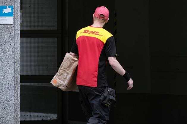 Düsseldorf 21.09.2023 Post DHL Paket Pakete Paketwagen Postpaketwagen Paketzusteller Amazon Retouren Retoure CO2 Online shoppen einkaufen onlineshopping Internetshopping Paketboom Paketbote Paketsteuer Paket-Steuer Paketabgabe Onlinehandel Deutsche Post Hubertus Heil Vorschlag 20 kg Kilogramm Grenze für Paketboten Zalando Düsseldorf Nordrhein-Westfalen Deutschland *** Düsseldorf 21 09 2023 post DHL parcel parcel car parcel delivery Amazon returns returns CO2 online shopping onlineshopping internet shopping parcel boom parcel messenger parcel tax parcel tax online trade Deutsche Post Hubertus Heil proposal 20 kg kilogram limit for parcel messenger Zalando Düsseldorf North Rhine Westphalia Germany