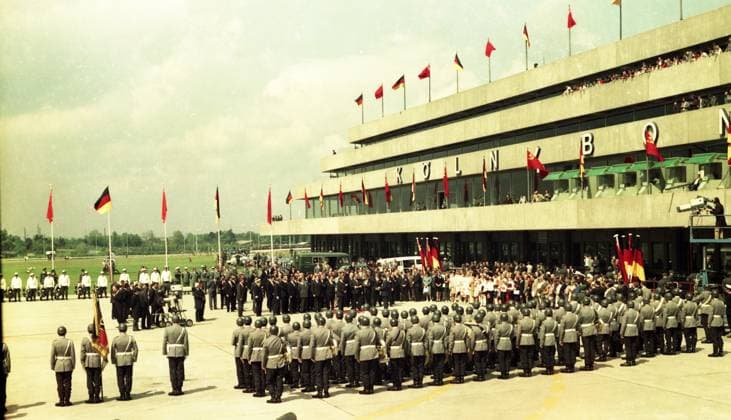Archivbilder der Woche KW38 Ereignisse und Personen aus 70er Jahre DEU, Deutschland: Die historischen Farbfotos aus den Zeiten der 70er Jahre zeigen Ereignisse und Personen aus Politik, Kultur, Gewerkschaften, Arbeitsleben, Medizin u.a. Bonn Köln. 18.5.1973 Breschnew-Besuch. Flughafen. DEU, Germany: The historical color photos from the 1970s show events and people from politics, culture, trade unions, working life, medicine, etc. *** Events and people from 70s DEU, Germany The historical color photos from the 1970s show events and people from politics, culture, trade unions, working life, medicine, etc Bonn Köln 18 5 1973 Breschnew Besuch Flughafen DEU, Germany The historical color photos from the 1970s show events and people from politics, culture, trade unions, w