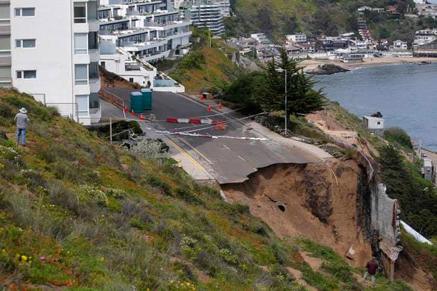 Bilder des Jahres 2023, News 09 September News Themen der Woche KW38 News Bilder des Tages Chile, Erdrutsch in Vina el Mar Vina el Mar, 21 de septiembre de 2023 Trabajos en socavon que afecta edificios en el sector de Cochoa Sebastian Cisternas Aton Chile, Chile Aton_747809 *** Vina el Mar, September 21, 2023 Work on sinkhole affecting buildings in the Cochoa sector Sebastian Cisternas Aton Chile, Chile Aton 747809  Copyright: SEBASTIANxCISTERNAS ATONxCHILE