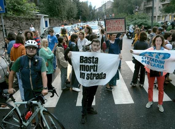 Via Beatrice d Este, collective Flash Mob against bicycle deaths Milan - Via Beatrice d Este, collective Flash Mob against bicycle deaths Editorial Usage Only Milan Italy  Copyright: xIPA ABACAx BRIPA20230921_2303 IPA ABACAx BRIPA20230921_2303