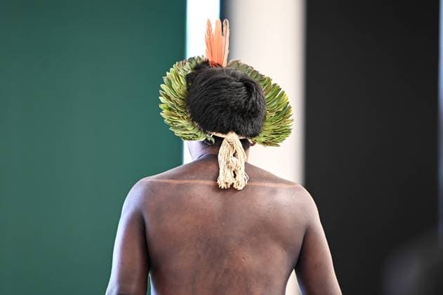 Brasilien, Oberster Gerichtshof stärkt mit wegweisender Entscheidung die Rechte indigener Völker BRASÍLIA, DF - 21.09.2023: JULGAMENTO DO MARCO TEMPORAL - Photo, Indigenous people arriving at the STF to monitor the joining of the time frame. This Thursday (21), with the vote of Minister Luiz Fux, the Federal Supreme Court formed a majority against the Temporal Framework. x2437780x  TonxMolina