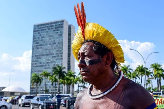 Brasilien, Oberster Gerichtshof stärkt mit wegweisender Entscheidung die Rechte indigener Völker BRASÍLIA, DF - 21.09.2023: JULGAMENTO DO MARCO TEMPORAL - Photo, indigenous people celebrating with dances in front of the national congress. This Thursday (21), with the vote of Minister Luiz Fux, the Federal Supreme Court formed a majority against the Temporal Framework. x2437835x  TonxMolina