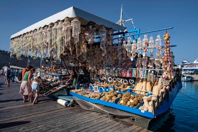 IMAGO Creative, Herbst, Reiseziel, Dodekanes, Griechische Inseln Mandraki Hafen, schwinmmender Händler, Rhodos-Stadt, Griechenland, Europa *** Mandraki Port, dwindling Dealers, Rhodes City, Greece, Europe Copyright: imageBROKER IngoxSchulz iblisb09657642.jpg RECORD DATE NOT STATED