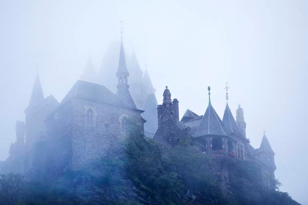  Reichsburg Cochem im Nebel, Rheinland-Pfalz, Deutschland, Europa *** Reichsburg Cochem at Fog, Rhineland Palatinate, Germany, Europe Copyright: imageBROKER/StefanxZiese iblszi09656236.jpg