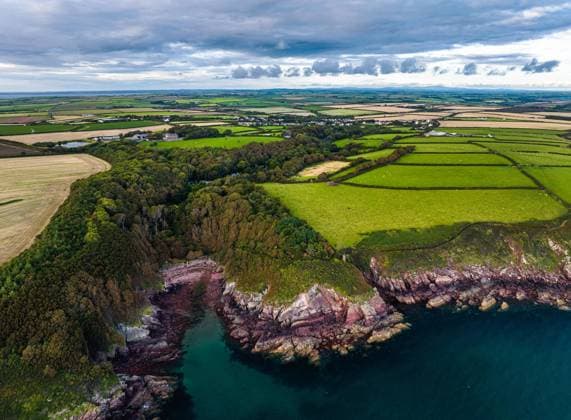 Sonnenuntergang über Feldern und Bauernhöfen aus einer Drohne, Monk Haven Beach, Pembrokeshire Coast Path, Haverfordwest, Wales, England, Großbritannien, Europa *** Sunset via Fields and Farms from a Drone, Monk Haven Beach, Pembrokeshire Coast Path, Haverfordwest, Wales, England, Great Britain, Europe Copyright: imageBROKER MaciejxOlszewski ibxmao09650817.jpg