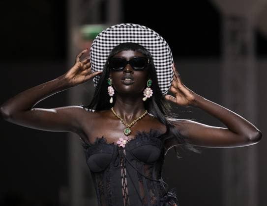 Bilder des Jahres 2023, Entertainment 09 September Entertainment Themen der Woche KW38 Entertainment Bilder des Tages MFW - Moschino Runway A model walks the runway of Moschino fashion show during Milan Fashion Week Womenswear Spring Summer 2024 , on September 21, 2023 in Milan, Italy. Photo by Marco Piovanotto ABACAPRESS:COM MIlan Italy  Copyright: xPiovanottoxMarco ABACAx 868695_090 PiovanottoxMarco ABACAx 868695_090