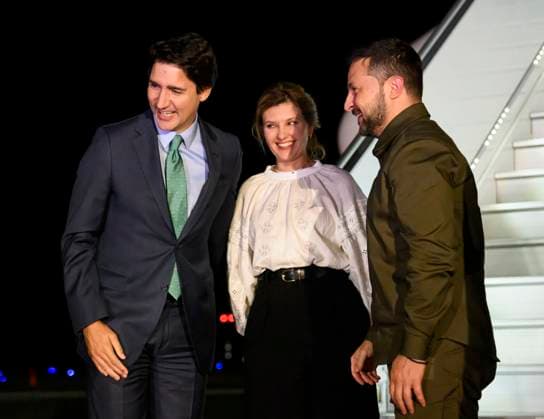 News Bilder des Tages September 21, 2023, Ottawa, ON, CAN: Canadian Prime Minister Justin Trudeau greets Ukrainian President Volodymyr Zelenskyy and his wife Olena Zelenska, as they arrive at the Ottawa airport for a visit to Canada, on Thursday, Sept. 21, 2023. Ottawa CAN  - ZUMAc35_ 20230921_zaf_c35_098 Copyright: xJustinxTangx