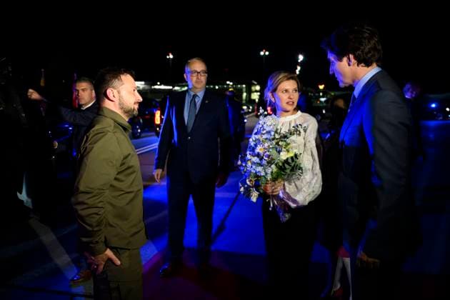 September 21, 2023, Ottawa, ON, CAN: Canadian Prime Minister Justin Trudeau speaks with Ukrainian President Volodymyr Zelenskyy and his wife Olena Zelenska, after their arrival at the Ottawa airport for a visit to Canada, on Thursday, Sept. 21, 2023. Ottawa CAN  - ZUMAc35_ 20230921_zaf_c35_101 Copyright: xJustinxTangx