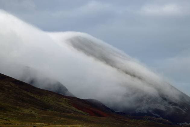 Irland: Von Nebel und Wolken umhüllt - der Gipfel des Croagh Patrick (764 Meter) ist eine Wallfahrtsstätte und zählt zu den bekanntesten Bergen in Irland. *** Ireland Shrouded in mist and clouds the summit of Croagh Patrick 764 meters is a place of pilgrimage and is one of the most famous mountains in Ireland