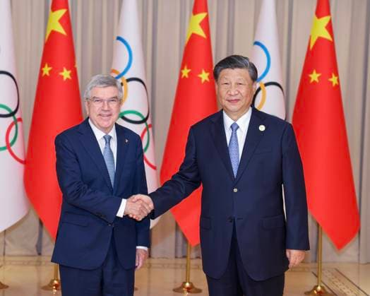 News Themen der Woche KW38 China, Xi Jinping trifft Thomas Bach am Rande der Asian Games in Hangzhou (230922) -- HANGZHOU, Sept. 22, 2023 -- Chinese President Xi Jinping meets with International Olympic Committee (IOC) President Thomas Bach in Hangzhou, capital city of east China s Zhejiang Province, Sept. 22, 2023. ) CHINA-ZHEJIANG-HANGZHOU-XI JINPING-IOC PRESIDENT-MEETING (CN) LiuxBin 