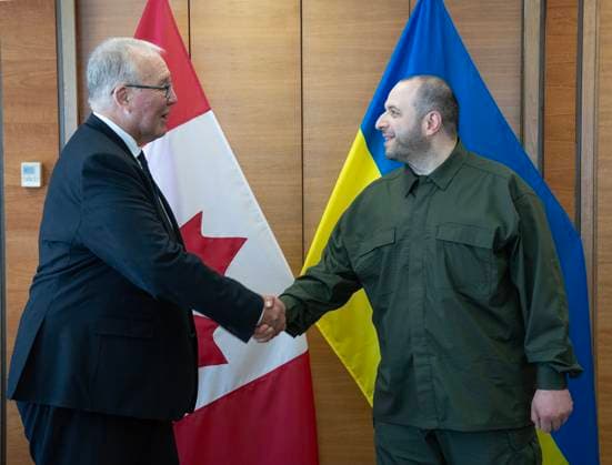 Kanada, Wolodymyr Selenskyj in Ottawa September 22, 2023, Ottawa, ON, Canada: Canadian Defence Minister Bill Blair (left) shakes hands with Ukrainian Minister of Defence Rustem Umerov (right) at Canadian Defence headquarters in Ottawa on Friday Sept. 22, 2023. Ottawa Canada  - ZUMAc35_ 20230922_zaf_c35_007 Copyright: xFredxChartrandx